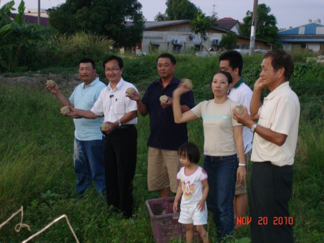 Ahli Majlis En Loh Joo Huat mengetuai lontaran bebola tanah di Sg Udang pada 20-11-2010